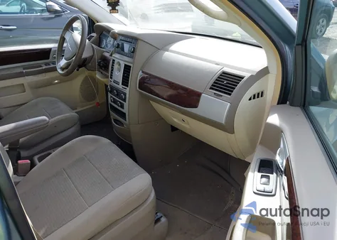 2010 Chrysler Town & Country Touring z USA, uszkodzony, nr VIN 2A4RR5D15AR329257